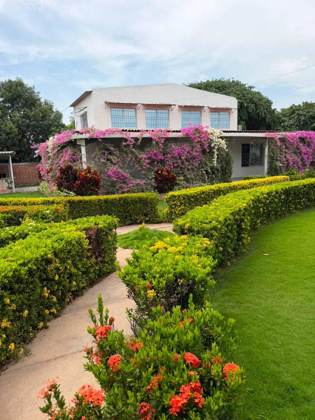 Fachada y jardines de la casa