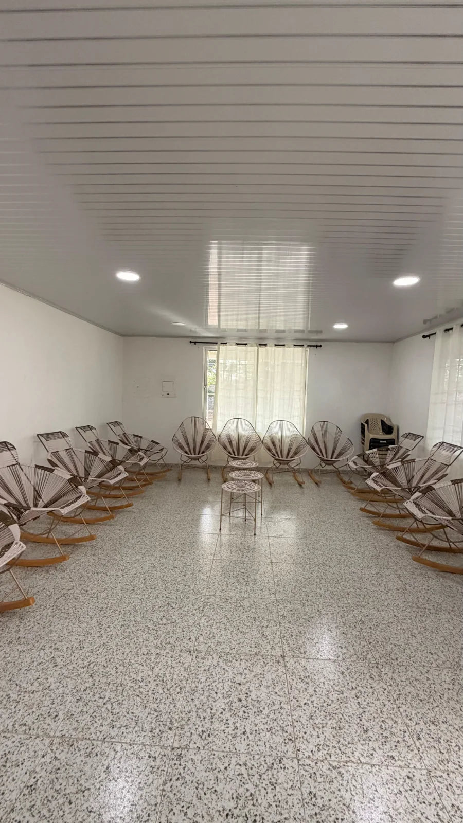 Sala de La Alborada con mecedoras y sillas tejidas