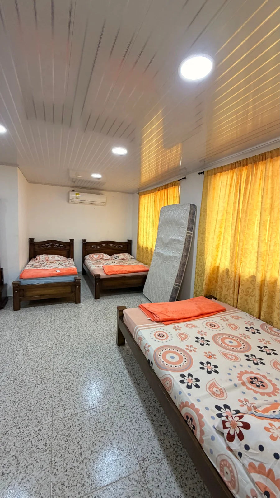 Luz cálida · dormitorio de La Alborada